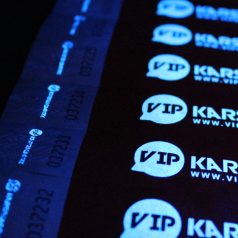 Speciális UV vagy FOSZFOR feliratozással