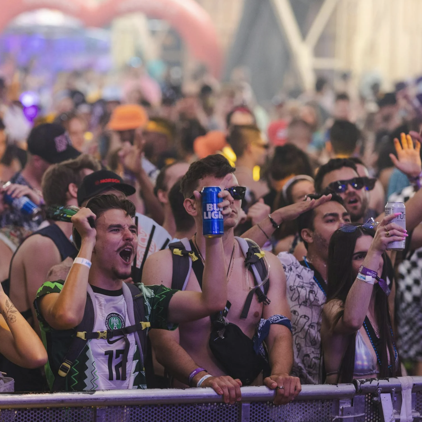 A karszalagok pszichológiája: miért működnek jobban az élményalapú rendezvényeken?